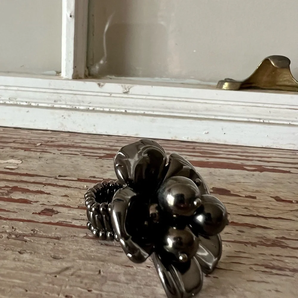 Stretch Flower Ring in Black
